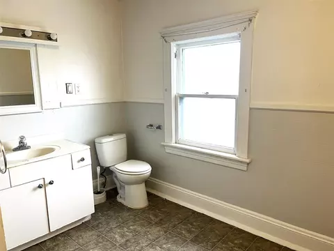 Bath - 532 Blackman, Jackson, MI 49201 photo 1 of 3