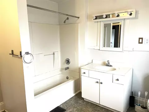 Bath - 532 Blackman, Jackson, MI 49201 photo 2 of 3