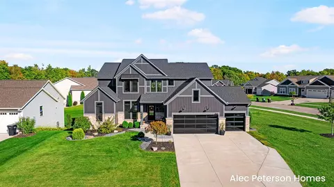 8046 Golden Oak Dr, Jenison, MI 49428