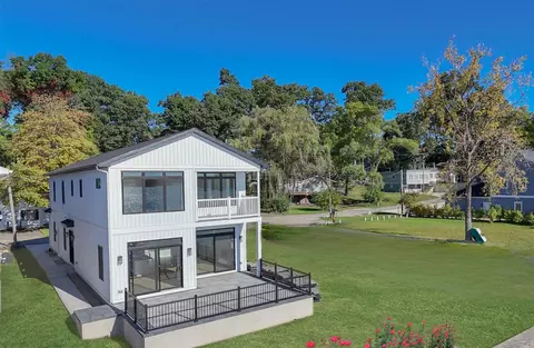63403 Lakeshore Dr, Dowagiac, MI 49047