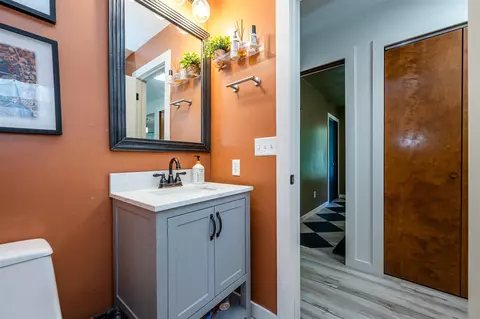 Bath - 619 Circle Rdg, Buchanan, MI 49107 photo 2 of 4