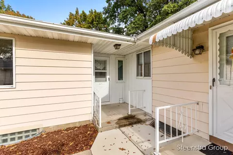 5728 Leisure S, Kentwood, MI 49548