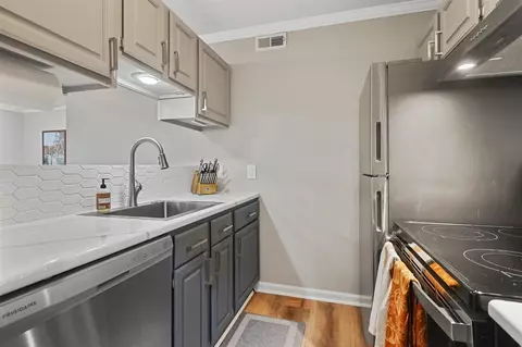 Kitchen - 8713 Candlewood #10, Brighton, MI 48116 photo 4 of 5