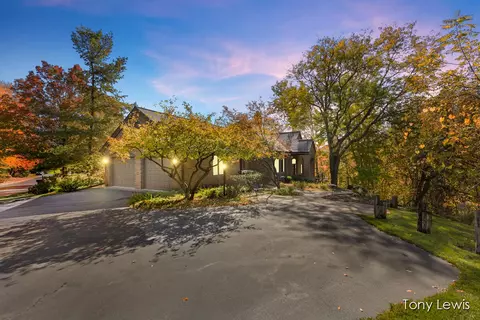 610 Cascade Hls, Grand Rapids, MI 49546