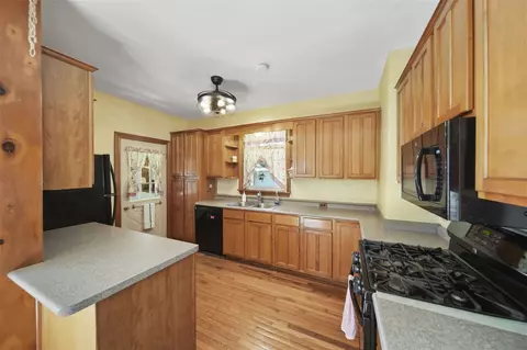 Kitchen - 615 St Clair, Jackson, MI 49202 photo 1 of 2