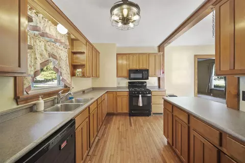 Kitchen - 615 St Clair, Jackson, MI 49202 photo 2 of 2