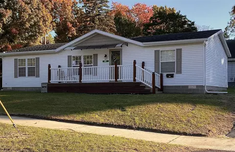 301 W Prairie Ronde, Dowagiac, MI 49047