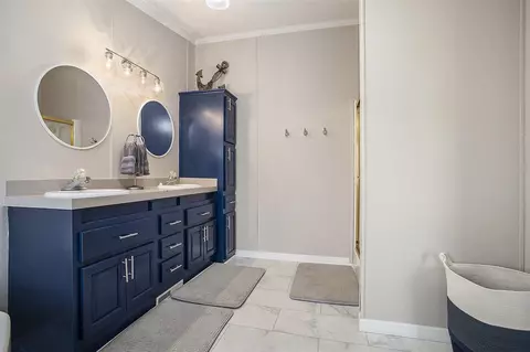 Bath - 551 Maple Ln, Coldwater, MI 49036 photo 2 of 4