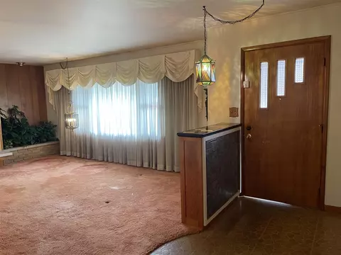 Living - 5920 Riverside, Jackson, MI 49201 photo 4 of 13