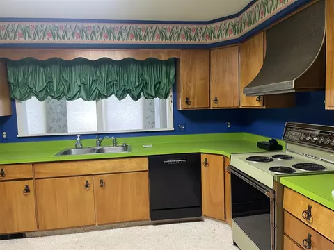 Kitchen - 5920 Riverside, Jackson, MI 49201 photo 3 of 9