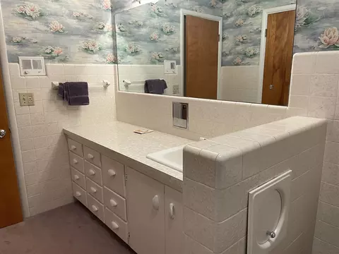 Bath - 5920 Riverside, Jackson, MI 49201 photo 5 of 9