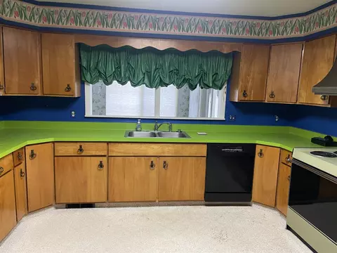 Kitchen - 5920 Riverside, Jackson, MI 49201 photo 5 of 9