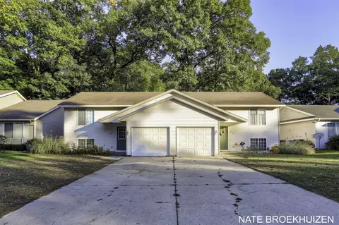 383 Oak Hbr, Holland, MI 49424
