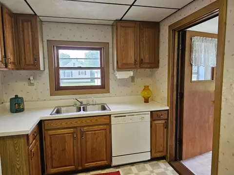 Kitchen - 1236 Longfellow, Jackson, MI 49202 photo 2 of 3