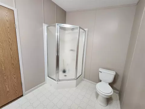 Bath - 255 E Skyline, Roscommon, MI 48653 photo 2 of 5