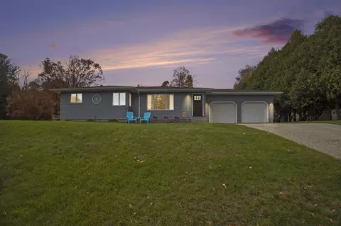 4571 Seymour, New Era, MI 49446