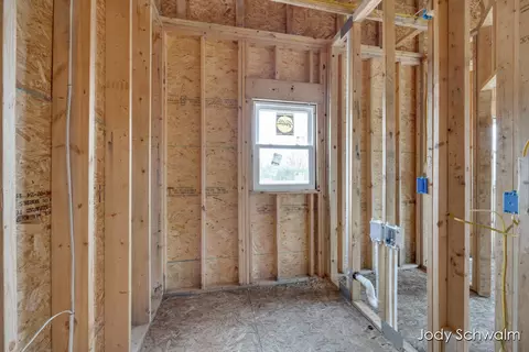 Entry Way - 533 Pineview, Belding, MI 48809 photo 5 of 11