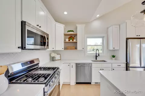 Kitchen - 533 Pineview, Belding, MI 48809 photo 2 of 5