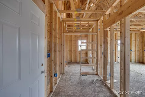 Entry Way - 533 Pineview, Belding, MI 48809 photo 4 of 11