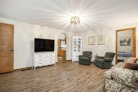 Living - 729 E Grn, Marshall, MI 49068 photo 2 of 4