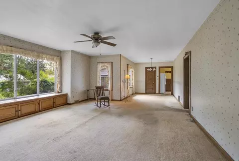 Living - 934 Bush, Jackson, MI 49202 photo 2 of 2