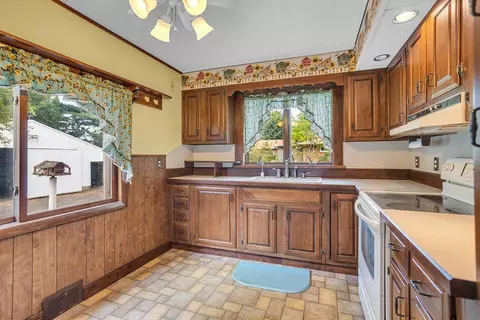 Kitchen - 934 Bush, Jackson, MI 49202 photo 2 of 2