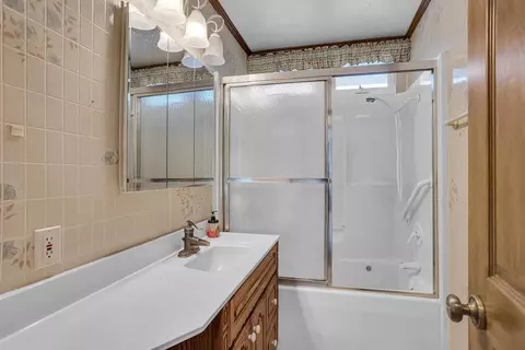 Bath - 934 Bush, Jackson, MI 49202 photo 1 of 1
