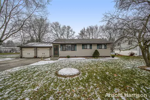 933 E Woodland, Greenville, MI 48838