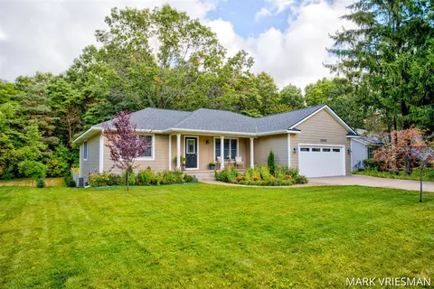 15935 Ridgefield, Grand Haven, MI 49417