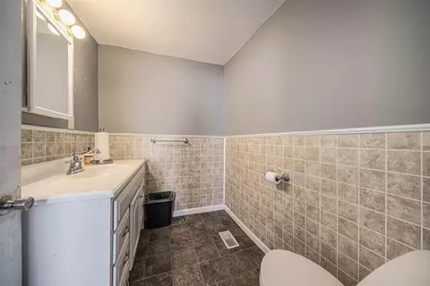 Bath - 302 N Blackstone, Jackson, MI 49201 photo 1 of 3