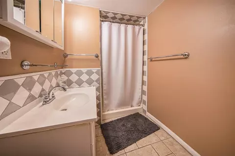 Bath - 302 N Blackstone, Jackson, MI 49201 photo 2 of 3