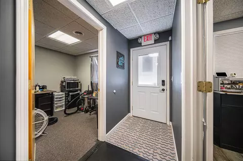 Entry Way - 302 N Blackstone, Jackson, MI 49201 photo 2 of 3
