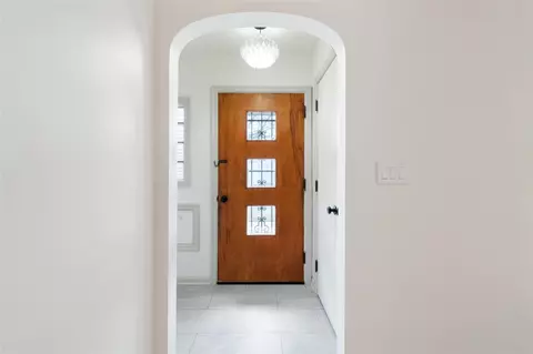 Entry Way - 512 E Ganson, Jackson, MI 49201 photo 1 of 5