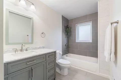 Bath - 512 E Ganson, Jackson, MI 49201 photo 1 of 6