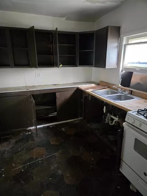 Kitchen - 129 E South, Jackson, MI 49203 photo 3 of 3