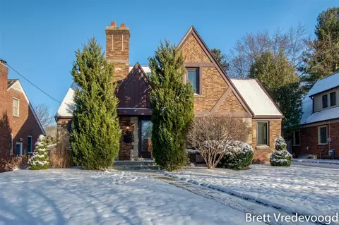 2346 Oakwood, Grand Rapids, MI 49505