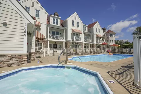 2057 Lake #6D, Holland, MI 49424