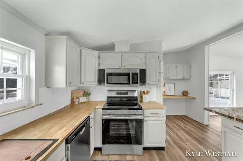 Kitchen - 6143 E 88th, Newaygo, MI 49337 photo 3 of 6
