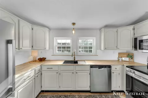 Kitchen - 6143 E 88th, Newaygo, MI 49337 photo 4 of 6