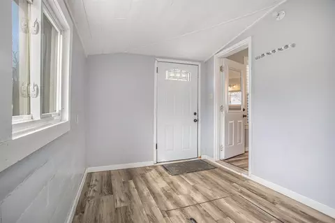 Entry Way - 347 N Linden, Marshall, MI 49068 photo 2 of 2