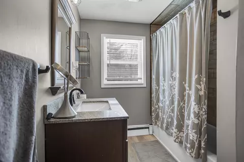 Bath - 627 Robinson, Jackson, MI 49203 photo 1 of 3