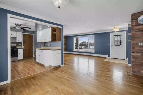 Living - 627 Robinson, Jackson, MI 49203 photo 5 of 9
