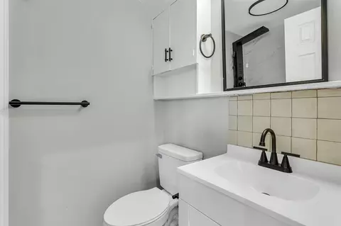 Bath - 340-342 Union, Jackson, MI 49203 photo 6 of 7