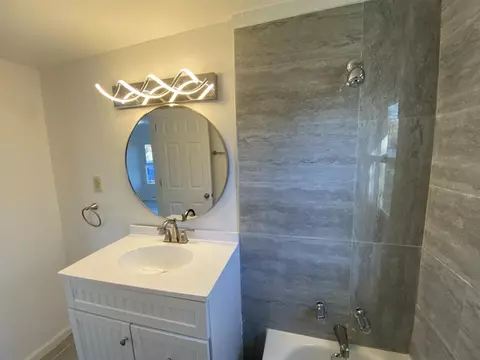 Bath - 315 Parrish, Battle Creek, MI 49037 photo 2 of 2