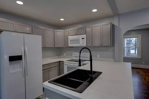 Kitchen - 238 E High, Jackson, MI 49203 photo 5 of 10