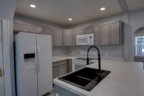 Kitchen - 238 E High, Jackson, MI 49203 photo 4 of 10