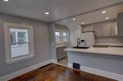 Living - 238 E High, Jackson, MI 49203 photo 5 of 9