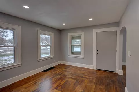 Living - 238 E High, Jackson, MI 49203 photo 2 of 9