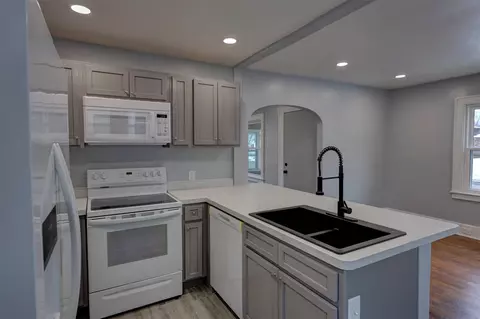 Kitchen - 238 E High, Jackson, MI 49203 photo 6 of 10