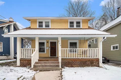 906 Chicago, Lansing, MI 48915